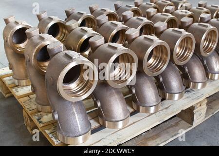 Große Industriewasserleitung im Fabriklager Stockfoto