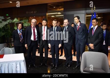 Der französische Präsident Emmanuel Macron (C) steht mit dem Vorsitzenden der Fives Group, Frederic Sanchez (L), CEO von JD.com, Richard Liu (Qiangdong) (2. L) und Christophe Lecourtier (2. R), Präsident von Business France, während eines Treffens mit Geschäftsführern im Startup-Inkubator Soho3Q in Peking, China, am 9. Januar 2018. Präsident Macron ist am zweiten Tag seines Besuchs in der chinesischen Hauptstadt. Foto von Christian Liewig/ABACAPRESS.COM Stockfoto