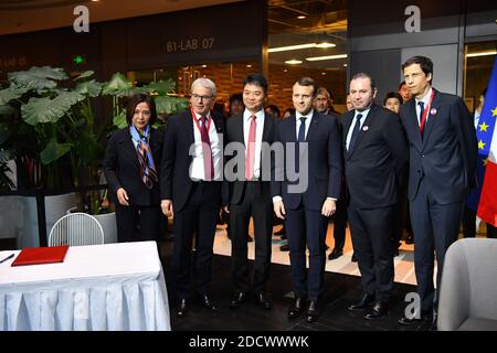 Der französische Präsident Emmanuel Macron (C) steht mit dem Vorsitzenden der Fives Group, Frederic Sanchez (L), CEO von JD.com, Richard Liu (Qiangdong) (2. L) und Christophe Lecourtier (2. R), Präsident von Business France, während eines Treffens mit Geschäftsführern im Startup-Inkubator Soho3Q in Peking, China, am 9. Januar 2018. Präsident Macron ist am zweiten Tag seines Besuchs in der chinesischen Hauptstadt. Foto von Christian Liewig/ABACAPRESS.COM Stockfoto