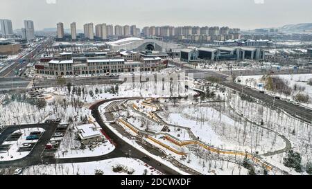 Yan'an. November 2020. Luftbild aufgenommen am 23. November 2020 zeigt die schneebedeckte Stadt Yan'an, nordwestlich der chinesischen Provinz Shaanxi. Quelle: Tao Ming/Xinhua/Alamy Live News Stockfoto