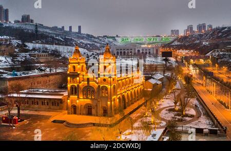 Yan'an. November 2020. Luftbild aufgenommen am 23. November 2020 zeigt die schneebedeckte Stadt Yan'an, nordwestlich der chinesischen Provinz Shaanxi. Quelle: Tao Ming/Xinhua/Alamy Live News Stockfoto