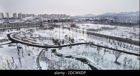 Yan'an. November 2020. Das am 23. November 2020 aufgenommene Foto zeigt die schneebedeckte Stadt Yan'an, nordwestlich der chinesischen Provinz Shaanxi. Quelle: Tao Ming/Xinhua/Alamy Live News Stockfoto