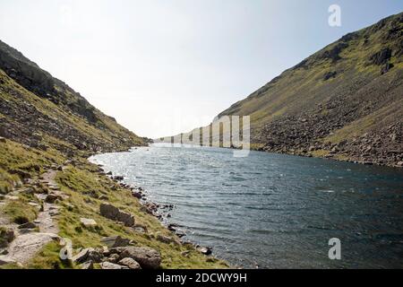 Goat's Water von Goat's Hawse auf dem Weg dazwischen gesehen Der alte Mann von Coniston und Dow Crag The Lake Distrikt Cumbria England Stockfoto