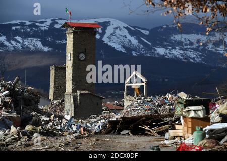 Ein Blick auf Amatrice am 4. Januar 2018, 16 Monate nach dem Erdbeben. Am 24. August 2016 um 3.46 Uhr traf ein Erdbeben der Stärke 6.2 Amatrice in Mittelitalien und tötete 299 Menschen. 16 Monate später sieht die Stadt Amatrice so aus, als ob sie durch einen Teppichbombenanschlag zerstört wurde. Die Regierung bewegt sich sehr langsam. Die Trümmer wurden nicht entfernt und nicht viele provisorische Häuser wurden geliefert. Viele der townâÂ € Â™s Einwohner leben noch in Anhänger oder mit Freunden. Derzeit weiß niemand, wo, wann und in welcher Form die Stadt wieder aufgebaut wird. Foto von Eric Vandeville/ABACAPRESS.COM Stockfoto