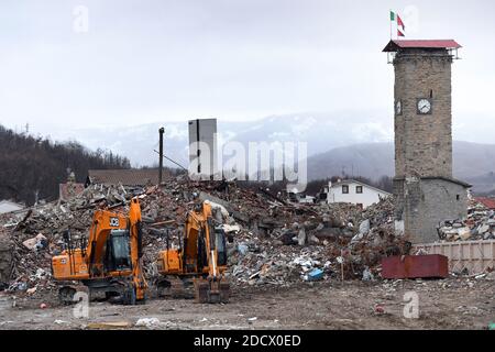 Ein Blick auf Amatrice am 4. Januar 2018, 16 Monate nach dem Erdbeben. Am 24. August 2016 um 3.46 Uhr traf ein Erdbeben der Stärke 6.2 Amatrice in Mittelitalien und tötete 299 Menschen. 16 Monate später sieht die Stadt Amatrice so aus, als ob sie durch einen Teppichbombenanschlag zerstört wurde. Die Regierung bewegt sich sehr langsam. Die Trümmer wurden nicht entfernt und nicht viele provisorische Häuser wurden geliefert. Viele der townâÂ € Â™s Einwohner leben noch in Anhänger oder mit Freunden. Derzeit weiß niemand, wo, wann und in welcher Form die Stadt wieder aufgebaut wird. Foto von Eric Vandeville/ABACAPRESS.COM Stockfoto