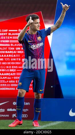 Der brasilianische Mittelfeldspieler Philippe Coutinho posiert für die Fotografen während seiner Präsentation als neuer Spieler des FC Barcelona im Camp Nou Stadum in Barcelona, Katalonien, Spanien, am 8. Januar 2018. Liverpool ehemaliger Spieler unterzeichnet seinen neuen Vertrag bis 2023 und ist der teuerste Spieler in Barcelona überhaupt. Foto von Giuliano Bevilacqua/ABACAPRESS.COM Stockfoto