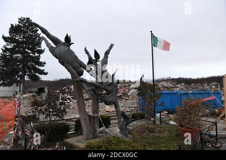 Ein Blick auf Amatrice am 4. Januar 2018, 16 Monate nach dem Erdbeben. Am 24. August 2016 um 3.46 Uhr traf ein Erdbeben der Stärke 6.2 Amatrice in Mittelitalien und tötete 299 Menschen. 16 Monate später sieht die Stadt Amatrice so aus, als ob sie durch einen Teppichbombenanschlag zerstört wurde. Die Regierung bewegt sich sehr langsam. Die Trümmer wurden nicht entfernt und nicht viele provisorische Häuser wurden geliefert. Viele der townâÂ € Â™s Einwohner leben noch in Anhänger oder mit Freunden. Derzeit weiß niemand, wo, wann und in welcher Form die Stadt wieder aufgebaut wird. Foto von Eric Vandeville/ABACAPRESS.COM Stockfoto