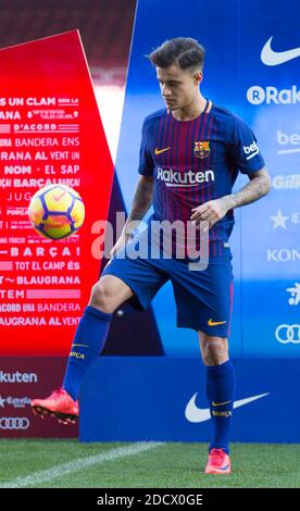 Der brasilianische Mittelfeldspieler Philippe Coutinho posiert für die Fotografen während seiner Präsentation als neuer Spieler des FC Barcelona im Camp Nou Stadum in Barcelona, Katalonien, Spanien, am 8. Januar 2018. Liverpool ehemaliger Spieler unterzeichnet seinen neuen Vertrag bis 2023 und ist der teuerste Spieler in Barcelona überhaupt. Foto von Giuliano Bevilacqua/ABACAPRESS.COM Stockfoto