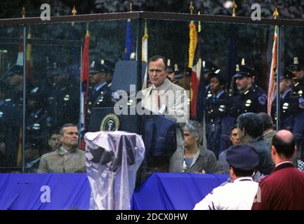 US-Präsident George H.W. Bush macht Bemerkungen beim achten jährlichen "National Peace Officers' Memorial Day"-Gottesdienst an der Westfront des US-Kapitols in Washington, DC am Montag, 15. Mai 1989.Quelle: Ron Sachs / CNP/ABACAPRESS.COM Stockfoto