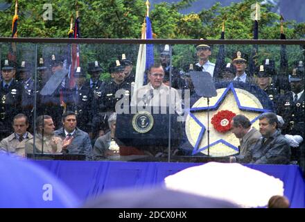 US-Präsident George H.W. Bush macht Bemerkungen beim achten jährlichen "National Peace Officers' Memorial Day"-Gottesdienst an der Westfront des US-Kapitols in Washington, DC am Montag, 15. Mai 1989.Quelle: Ron Sachs / CNP/ABACAPRESS.COM Stockfoto
