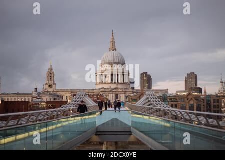 St Paul Cathedral von der Millennial Bridge unter bewölktem Himmel Stockfoto