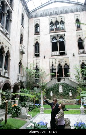 Stan Kozak, Chefgärtnerin des Gardner Museums, führt Frau Laura Bush durch einen Rundgang durch den Garten im Innenhof, Dienstag, den 24. April 2006, während eines Besuchs im Isabella Stewart Gardner Museum in Boston. Das Museum ist einem venezianischen Palazzo aus dem 15. Jahrhundert nachempfunden, der von innen nach außen gedreht wurde und den Innenhof umgibt. Obligatorische Gutschrift: Sealah Craighead / White House über CNP/ABACAPRESS.COM Stockfoto