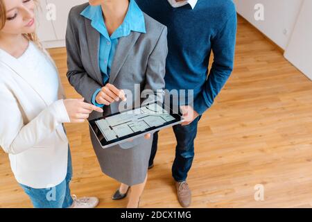 Unterkunft Broker zeigt den Grundriss der Wohnung für Kunden Stockfoto