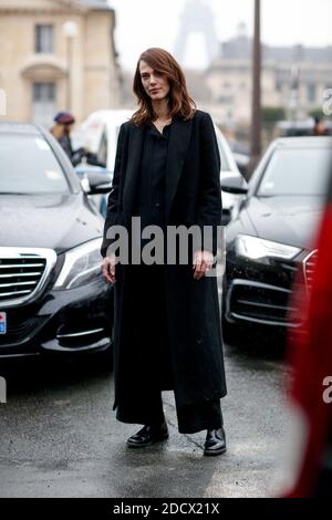 Street style, Aymeline Valade Ankunft in Loewe Herbst-Winter 2018-2019 Show in der UNESCO, in Paris, Frankreich, am 2. März 2018 statt. Foto von Marie-Paola Bertrand-Hillion/ABACAPRESS.COM Stockfoto