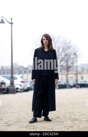 Street style, Aymeline Valade Ankunft in Loewe Herbst-Winter 2018-2019 Show in der UNESCO, in Paris, Frankreich, am 2. März 2018 statt. Foto von Marie-Paola Bertrand-Hillion/ABACAPRESS.COM Stockfoto