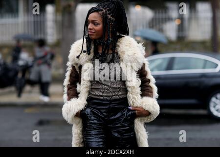 Street style, Selah Marley Ankunft in Loewe Herbst-Winter 2018-2019 Show in der UNESCO, in Paris, Frankreich, am 2. März 2018 statt. Foto von Marie-Paola Bertrand-Hillion/ABACAPRESS.COM Stockfoto