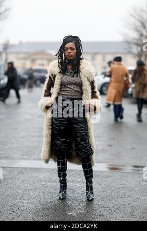 Street style, Selah Marley Ankunft in Loewe Herbst-Winter 2018-2019 Show in der UNESCO, in Paris, Frankreich, am 2. März 2018 statt. Foto von Marie-Paola Bertrand-Hillion/ABACAPRESS.COM Stockfoto