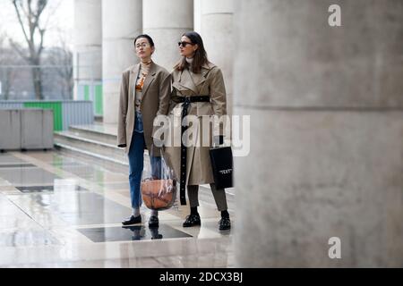 Street style, Sylvia und Julia Haghjoo Ankunft in Issey Miyake Herbst-Winter 2018-2019 Show im Palais de Tokyo, in Paris, Frankreich, am 2. März 2018 statt. Foto von Marie-Paola Bertrand-Hillion/ABACAPRESS.COM Stockfoto