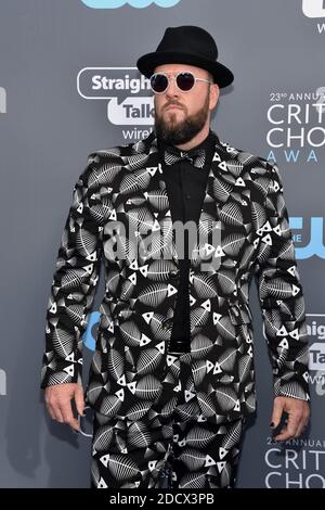 Chris Sullivan nimmt am 11. Januar 2018 an den 23. Annual Critics' Choice Awards im Barker Hangar in Santa Monica, Los Angeles, CA, USA Teil. Foto von Lionel Hahn/ABACAPRESS.COM Stockfoto