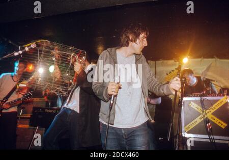 The Regular Fries tritt am 3. August 2000 in King tut’s Wah Wah Hut in Glasgow auf. Stockfoto