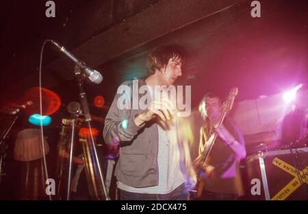 The Regular Fries tritt am 3. August 2000 in King tut’s Wah Wah Hut in Glasgow auf. Stockfoto