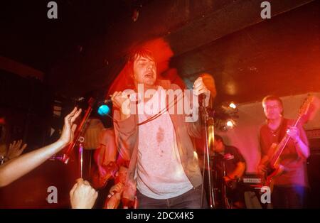 The Regular Fries tritt am 3. August 2000 in King tut’s Wah Wah Hut in Glasgow auf. Stockfoto