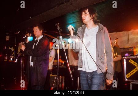 The Regular Fries tritt am 3. August 2000 in King tut’s Wah Wah Hut in Glasgow auf. Stockfoto