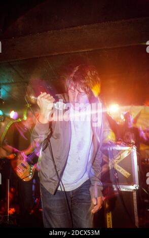 The Regular Fries tritt am 3. August 2000 in King tut’s Wah Wah Hut in Glasgow auf. Stockfoto