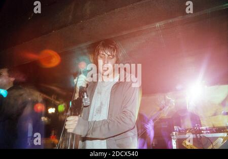 The Regular Fries tritt am 3. August 2000 in King tut’s Wah Wah Hut in Glasgow auf. Stockfoto