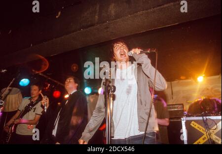 The Regular Fries tritt am 3. August 2000 in King tut’s Wah Wah Hut in Glasgow auf. Stockfoto