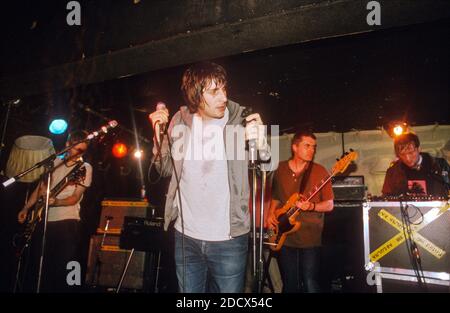The Regular Fries tritt am 3. August 2000 in King tut’s Wah Wah Hut in Glasgow auf. Stockfoto