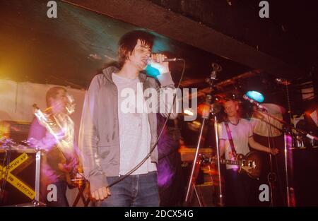 The Regular Fries tritt am 3. August 2000 in King tut’s Wah Wah Hut in Glasgow auf. Stockfoto