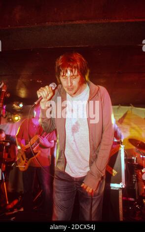 The Regular Fries tritt am 3. August 2000 in King tut’s Wah Wah Hut in Glasgow auf. Stockfoto