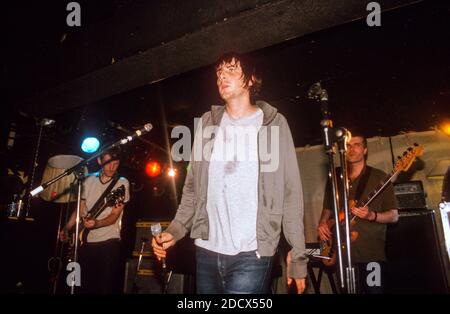 The Regular Fries tritt am 3. August 2000 in King tut’s Wah Wah Hut in Glasgow auf. Stockfoto