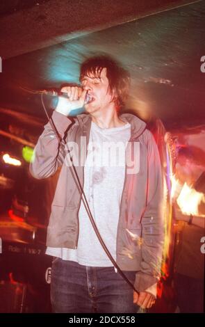 The Regular Fries tritt am 3. August 2000 in King tut’s Wah Wah Hut in Glasgow auf. Stockfoto