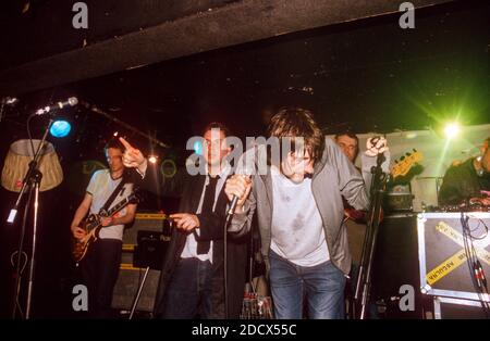 The Regular Fries tritt am 3. August 2000 in King tut’s Wah Wah Hut in Glasgow auf. Stockfoto