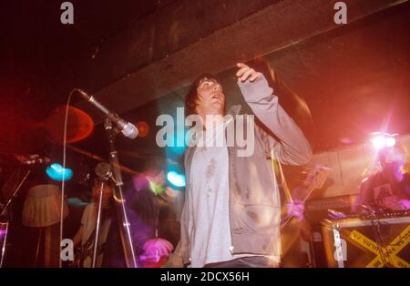 The Regular Fries tritt am 3. August 2000 in King tut’s Wah Wah Hut in Glasgow auf. Stockfoto