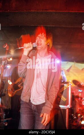 The Regular Fries tritt am 3. August 2000 in King tut’s Wah Wah Hut in Glasgow auf. Stockfoto
