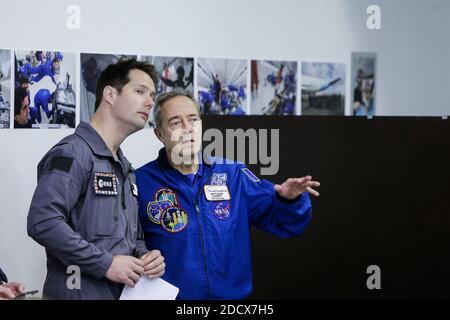 Thomas Pesquet mit Jean-François Clervoy ehemaliger französischer Astronot und derzeitiger Präsident von Novespace während des Briefings vor dem ersten Flug. Astronaut Thomas Pesquet wird bald mit Parabelflügen an Bord der A310 Zero-G der Firma Novespace dabei sein. Diese Flüge des Novespace-Teams ermöglichen es Wissenschaftlern, aber auch der breiten Öffentlichkeit, Schwerelosigkeit zu erleben. Am 16. Februar 2018 in Merignac, Frankreich. Foto von Thibaud Moritz/ABACAPRESS.COM Stockfoto