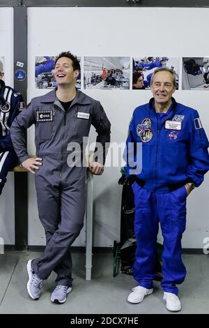 Thomas Pesquet mit Jean-François Clervoy ehemaliger französischer Astronot und derzeitiger Präsident von Novespace während des Briefings vor dem ersten Flug. Astronaut Thomas Pesquet wird bald mit Parabelflügen an Bord der A310 Zero-G der Firma Novespace dabei sein. Diese Flüge des Novespace-Teams ermöglichen es Wissenschaftlern, aber auch der breiten Öffentlichkeit, Schwerelosigkeit zu erleben. Am 16. Februar 2018 in Merignac, Frankreich. Foto von Thibaud Moritz/ABACAPRESS.COM Stockfoto