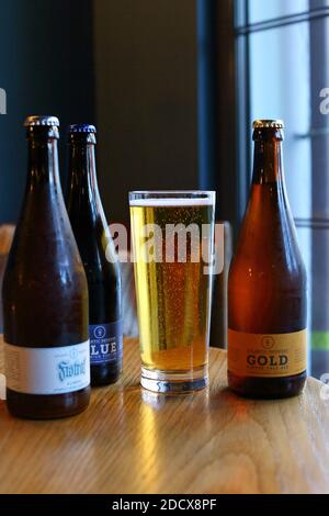 Auswahl an kornischen Flaschenbieren Gold, Blue und Fistral Blonde Ale aus der Atlantic Brewery in Newquay, Cornwall, Großbritannien Stockfoto