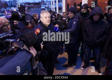 Der Gefängnisdirektor Richard Bauer kündigt seinen Rücktritt an, da die Gefängniswärter am 15. Januar 2018 den Zugang zum Gefängnis Vendin-le-Vieil im Norden Frankreichs blockieren. Die ersten Operationen der "totalen Blockade" von Gefängnissen begannen am 15. Januar im Morgengrauen auf Aufruf von Gewerkschaften und Aufsehern, die mehr Sicherheit forderten, nachdem drei Gefängniswärter bei einem Klingenangriff eines deutschen Al-Qaida-Kämper im Gefängnis Vendin-le-Vieil verletzt wurden. Foto von Sylvain Lefevre/ABACAPRESS.COM Stockfoto