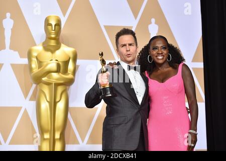 Schauspieler Sam Rockwell, Gewinner des Preises „Bester Nebendarsteller“ für „drei Plakatwände außerhalb Ebbing, Missouri“; im Presseraum bei den 90. Academy Awards, die am 4. März 2018 im Dolby Theater in Hollywood, Los Angeles, CA, USA, abgehalten wurden. Foto: Lionel Hahn/ABACAPRESS.COM Stockfoto