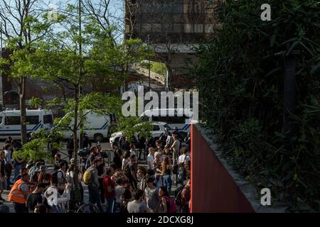 Aufgrund der Evakuierung der Universität von Tolbiac am frühen Morgen versammelten sich mehrere hundert Personen vor den Räumlichkeiten der Universität, um gegen die Anwendung von Gewalt zur Vertreibungsaktion der Studenten zu protestieren. Paris, Frankreich, 20. April 2018. Foto von Samuel Boivin / ABACAPRESS.COM Stockfoto