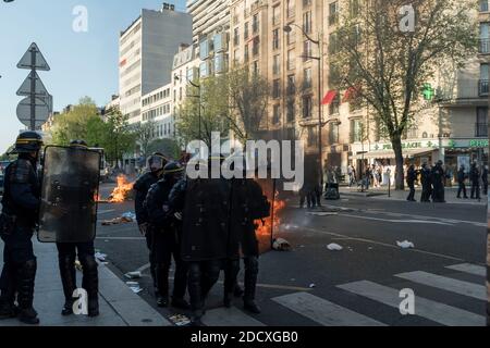 Aufgrund der Evakuierung der Universität von Tolbiac am frühen Morgen versammelten sich mehrere hundert Personen vor den Räumlichkeiten der Universität, um gegen die Anwendung von Gewalt zur Vertreibungsaktion der Studenten zu protestieren. Nach dieser Kundgebung gingen mehrere Gruppen von Demonstranten auf Demonstrationen in den Straßen von Paris und Ivry, verbrannten Mülltonnen auf der Straße und zwangen die Polizei, einzugreifen. Paris, Frankreich, 20. April 2018. Foto von Samuel Boivin / ABACAPRESS.COM Stockfoto