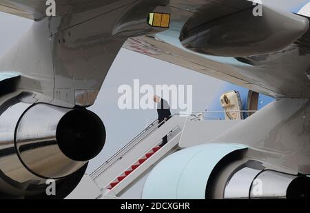 US-Präsident Donald Trump landet bei der Ankunft am 22. April 2018 in der Joint Base Andrews, Maryland, von der Air Force One. Der Präsident kehrte aus Palm Beach, Florida zurück.Foto: Olivier Douliery/Abaca Press Stockfoto
