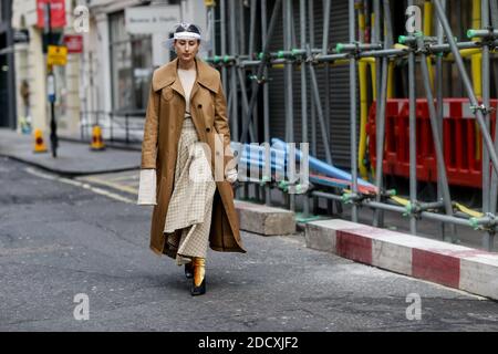 Street Style, Julia Haghjoo Ankunft in Rejina Pyo Herbst-Winter 2018-2019 Show in Burlington Arcade, in London, England, am 18. Februar 2018 statt. Foto von Marie-Paola Bertrand-Hillion/ABACAPRESS.COM Stockfoto