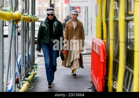 Street Style, Sylvia Haghjoo und Julia Haghjoo Ankunft in Rejina Pyo Herbst-Winter 2018-2019 Show in Burlington Arcade, in London, England, am 18. Februar 2018 statt. Foto von Marie-Paola Bertrand-Hillion/ABACAPRESS.COM Stockfoto