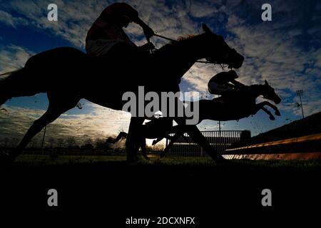 Eine allgemeine Ansicht, wie Läufer einen Zaun während der Handicap Chase racingtv.com auf Kempton Park Racecourse räumen. Stockfoto