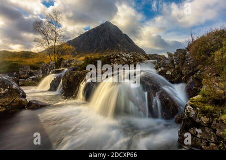 Malerischer Wasserfall Etive Mor In Glencoe Mit Goldenem Abendlicht. Stockfoto